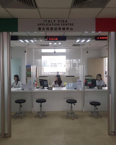 意大利签证中心工作人员在工作