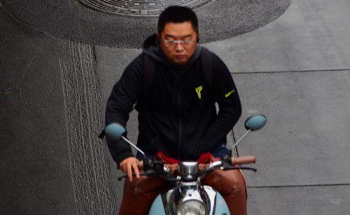 真的只有15℃!濟(jì)南秋意太濃擋不住短袖族 齊魯晚報記者周青先攝