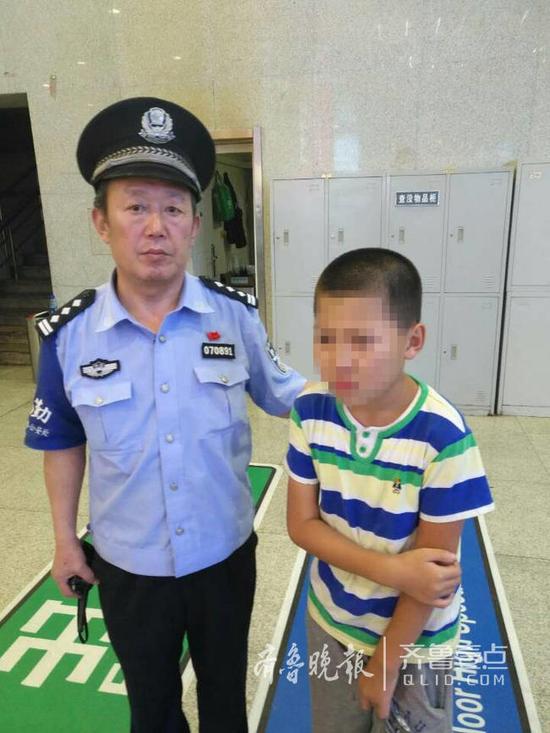 9歲少年跟隨母親到濟南探親,誰知一言不合就玩失蹤,幸虧民警及時找到賭氣少年,將其帶回母親身邊。
