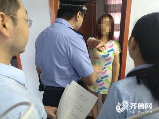 在被執行人家中,這名女子態度囂張,稱執行干警私闖民宅。因為不確定這名女子與當事人是不是夫妻關系,法院對被執行人下達傳票。