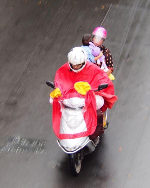 真的只有15℃!濟(jì)南秋意太濃擋不住短袖族 齊魯晚報記者周青先攝