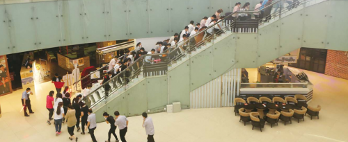 “火情”發(fā)生后,商場內(nèi)的群眾進(jìn)行疏散。消防供圖