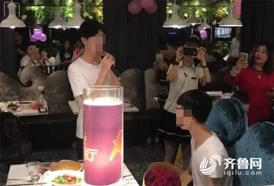 在這起事件背后,經(jīng)記者核實,系餐飲商家茉莉餐廳為了在七夕這天烘托氣氛,安排制造的一個炒作噱頭而已。