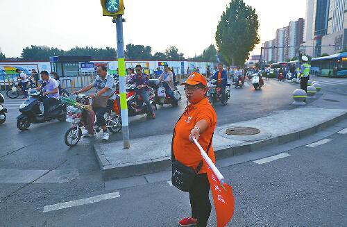 9月1日，陈南在和谐广场西南角路口维持交通秩序。 记者王汗冰 摄