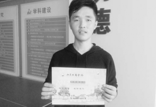 15岁大学生李坤 本报记者 李楠楠 摄