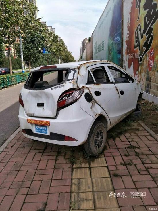 市民認為僵尸車停放在此處非常不雅觀，影響市容，建議有關部門盡快把它清理走。