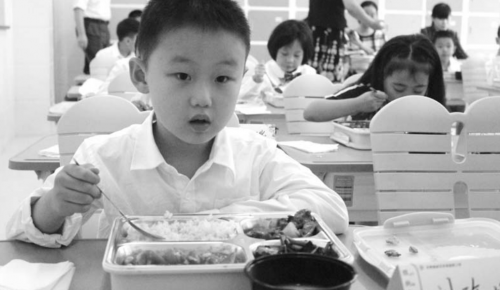 开学第一天，高新区东城逸家小学200多名学生在校吃午餐。本报记者李飞摄
