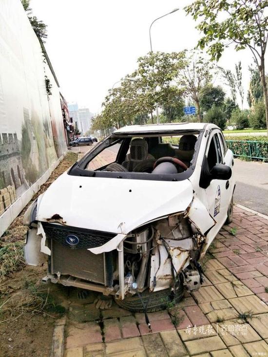 市民稱，這輛僵尸車在此停放了好長時間了。來來往往的行人不少，僵尸車停在非機動車道上，都要繞著它走。