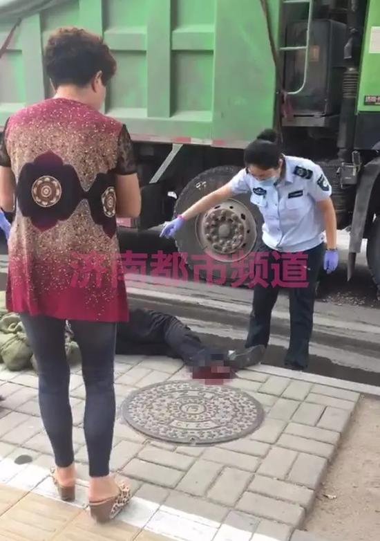 隨后,記者來到醫院了解情況。此時,傷者正在手足外科的清創室接受治療。他的右腳被包扎上了厚厚的紗布,身體很是虛弱。