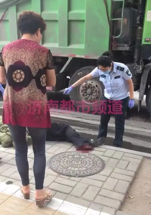 随后,记者来到医院了解情况。此时,伤者正在手足外科的清创室接受治疗。他的右脚被包扎上了厚厚的纱布,身体很是虚弱。