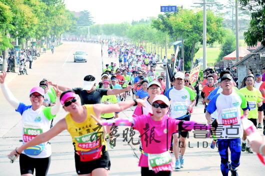 2日举行的长岛环岛马拉松赛吸引了近四千名参赛者。
