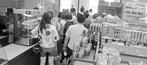 正在便利店里排隊買早餐的上班族。 本報記者 許建立 攝