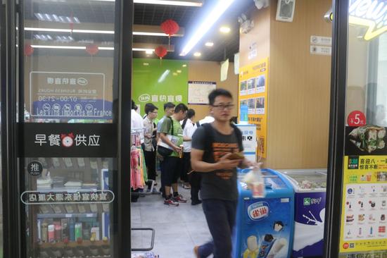 在便利店買了早餐就走,已經成為在東源大廈上班族的日常習慣。記者 許建立 攝