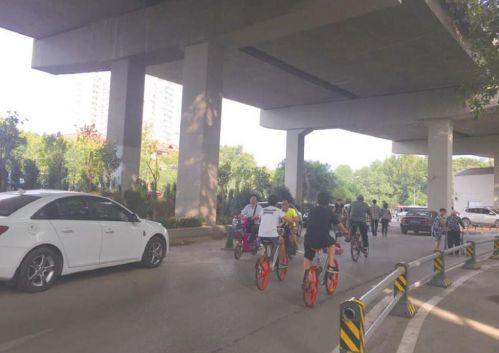 車停的少了,路不再擁堵了,來往行人多了。見習(xí)記者張曉燕攝