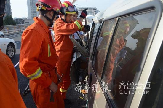 經(jīng)過半小時的奮戰(zhàn),7時50分左右消防官兵將被困人員救出。