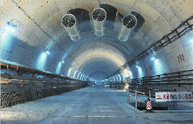 管片拼装成型后的南京长江隧道不渗不漏、美观整洁。