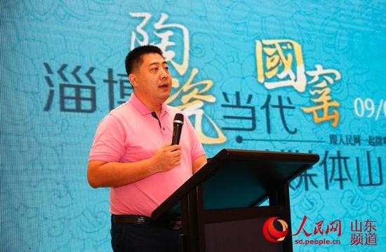人民網山東頻道總編輯蔡軍在儀式上表示,推動媒體深度融合是一場改變歷史并將引領歷史的深刻變革。(攝影 曲菲)