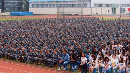 山师新生开学典礼及军训动员大会，新生开始大学生活  齐鲁晚报记者周青先摄