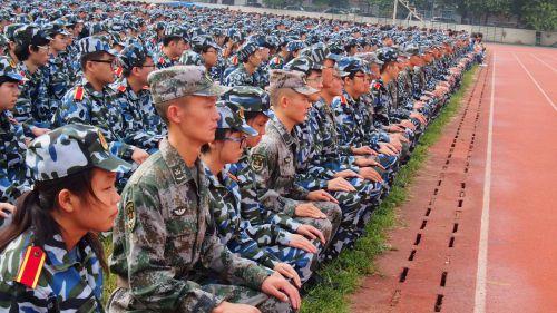 山师新生开学典礼及军训动员大会，新生开始大学生活  齐鲁晚报记者周青先摄