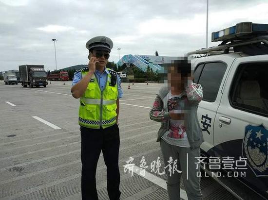 臨走前,小谷某笑著對民警說:“真是太謝謝你們了,如果沒有你們的幫助,我真的是手足無措,謝謝。”