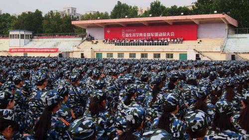 山师新生开学典礼及军训动员大会，新生开始大学生活  齐鲁晚报记者周青先摄