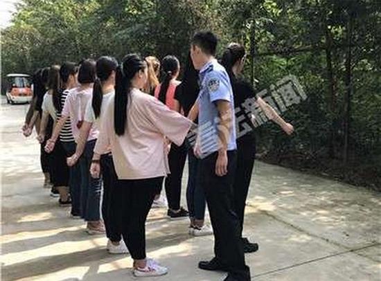 9月4日，14名校園“小霸王”們在通州某生態農場參與軍事訓練。 法制晚報 圖