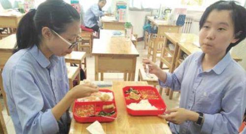 省实验中学的学生在教室里吃午餐。齐鲁晚报见习记者潘世金摄