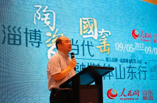 中國產業集聚研究專家楊建國代表網絡名人在儀式上發言。(攝影 曲菲)