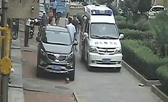 過了一會兒,120醫護人員趕到現場。鄰居們把產婦抬到了救護車上,由于救助及時,產婦和小孩一切平安。