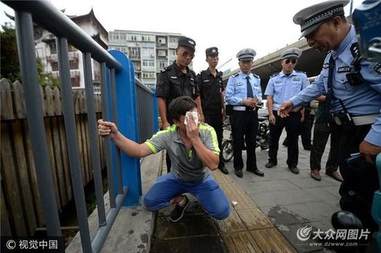 小伙違章恐嚇民警，噴辣椒水后跪地哭。
