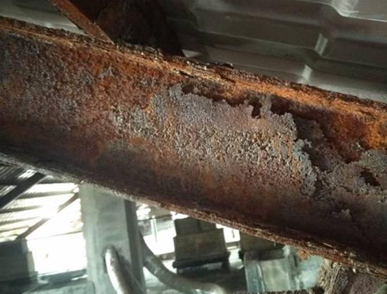 支撑坡顶的H型钢已经出现锈蚀状态，这是很多平改坡内的通病