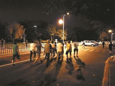 人行道拓寬后仍有人在機動車道暴走