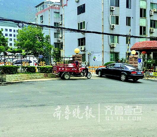 沒有門禁卡的車進出小區，車主需要停車說明情況。 見習記者 張曉燕 攝