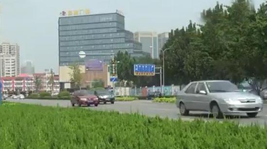 和槐蔭老商埠區不同，陽光新路作為南北主干道，早高峰時，由南向北的車流量非常大，讓這條路在全濟南的擁堵道路中排名第9。