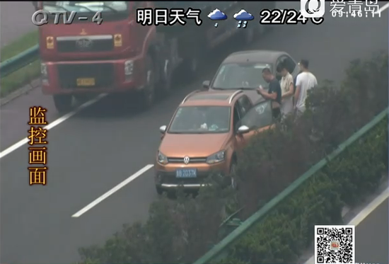 下面這位女司機就無視交通法規,在高速路上倒起了車,結果,跟在它后面的兩輛車跟著倒了霉。
