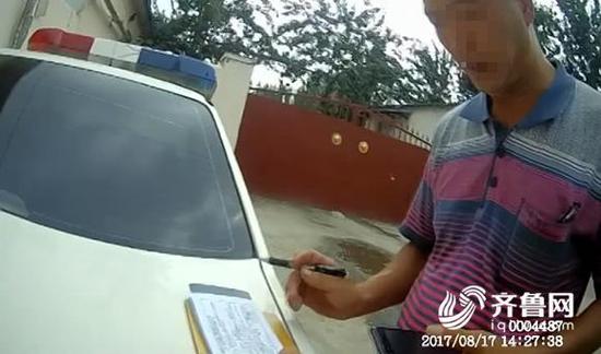 劉某因涉嫌駕駛貨車違反規定載客等交通違法行為,受到罰款1000元,駕駛證記6分,車輛暫扣的嚴厲處罰。