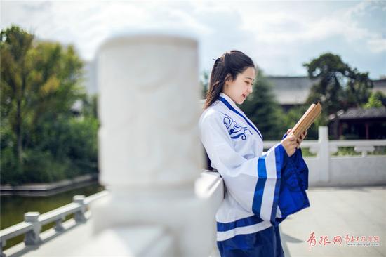活动邀请当日乘机的所有旅客一道共品国学经典,感受中华民族传统文化的博大精深。