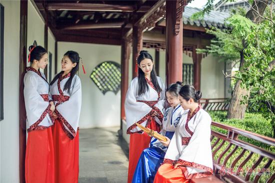 示范组的5位佳人身着传统汉服惊艳亮相