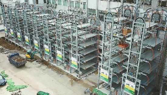 經四緯二附近占地300多平方米的立體車庫進入最后的調試期,建成后可同時容納百余輛小型汽車停放。 記者郭堯 攝