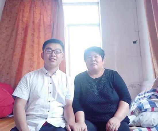 张龙和他的母亲在暂时的住所内。