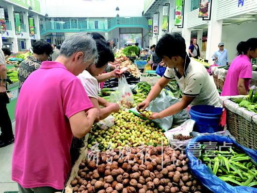 焦峰出售的产自南部山区的蔬菜很受顾客欢迎。