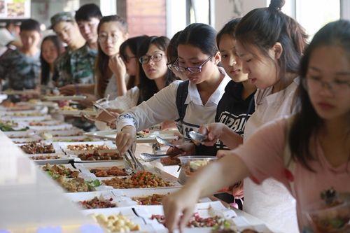 郑州一大学现最豪华自助餐