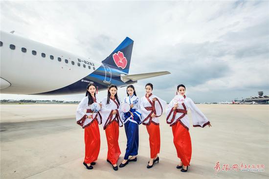 本次活动将在青岛航空QW9871郑州至丽江航线上展开,并选派青春靓丽且经验丰富的“青航魅力示范组”执飞。