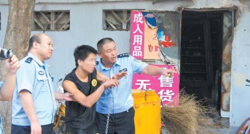 嫌疑人賈勇指認現場。 警方供圖