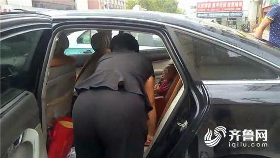 在此提醒,帶孩子外出時,下車千萬不要將小孩獨自留在車上,避免發生車輛落鎖被困車內,產生更加嚴重的后果。