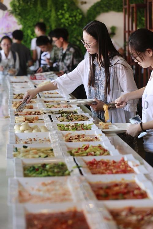 郑州一大学现最豪华自助餐