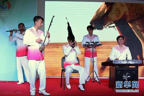 来自山东的演员在开幕式上表演器乐合奏《鲁韵国风》。新华网发（阿比洛夫摄）