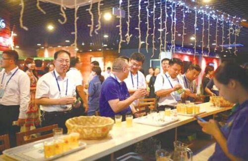 濟南青啤夢工廠品嘗啤酒。記者許亞薇攝