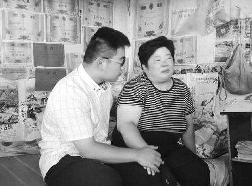 张龙和母亲在罗庄的出租屋内。（资料片）