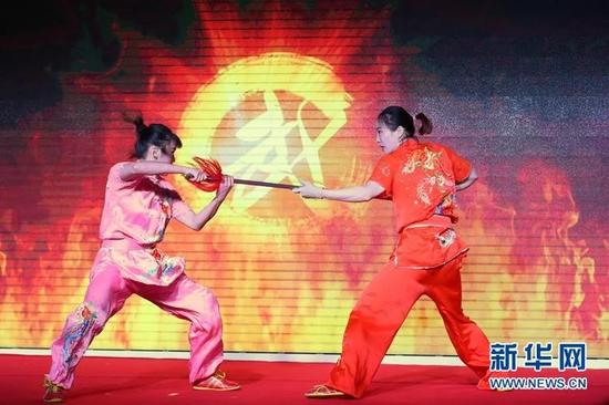 開幕式上的武術(shù)表演《空手奪槍》。新華網(wǎng)發(fā)（阿比洛夫攝）